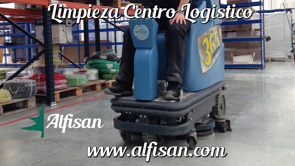 Maquina fregadora de suelos para centros de logistica