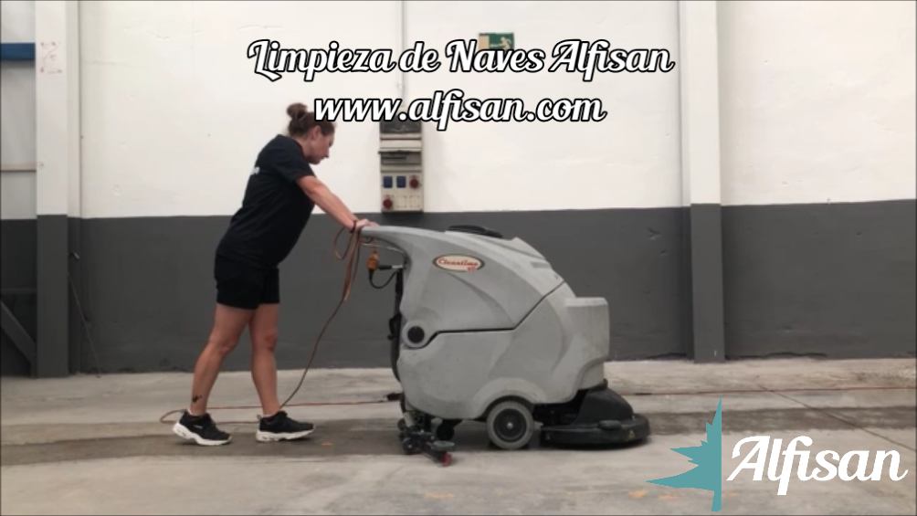 Limpieza de naves industriales utilizando fregadora en Cádiz