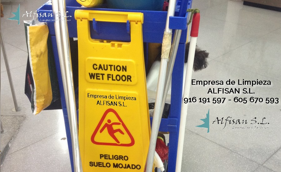 Limpieza de suelos centro comercial