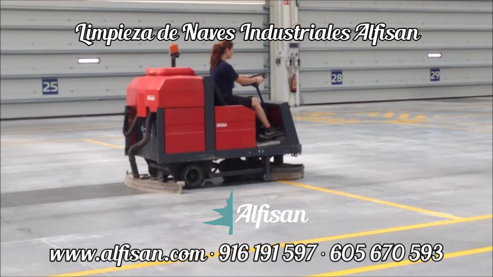 Maquina fregadora de mujer a bordo para suelos de naves industriales de Cádiz