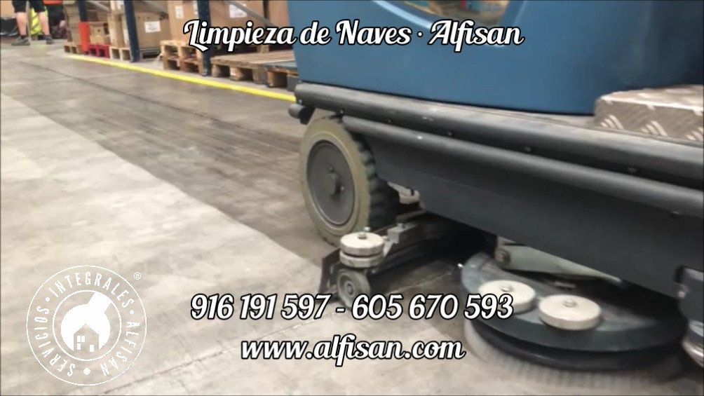 Maquina fregadora de suelos de grandes naves industriales