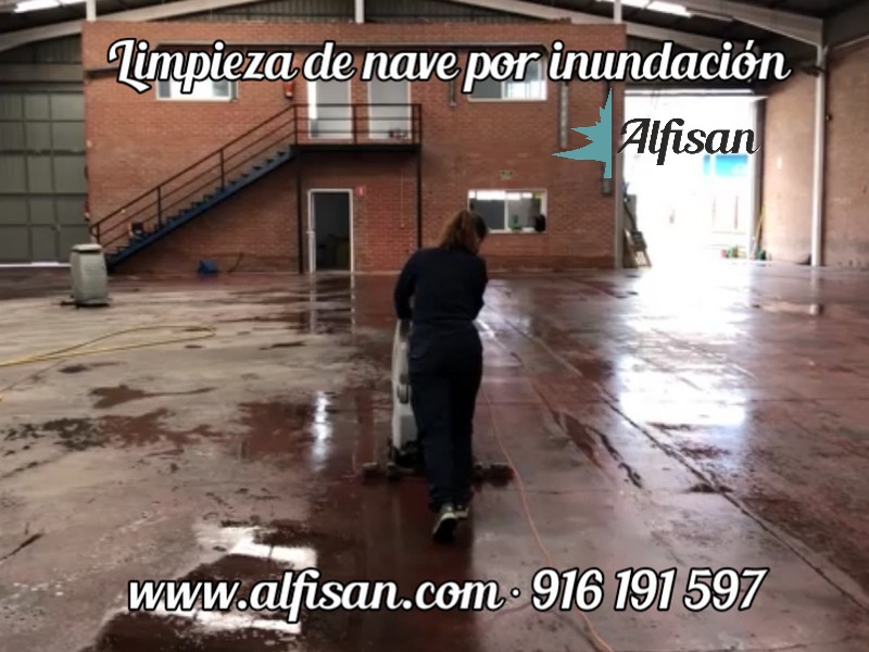 Limpieza con máquina fregadora de suelos de naves industriales de Zaragoza