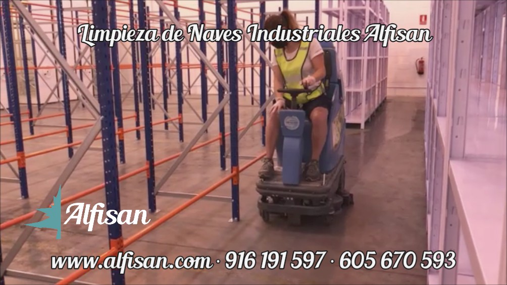 Maquina fregadora de mujer a bordo para suelos de naves industriales de Santander