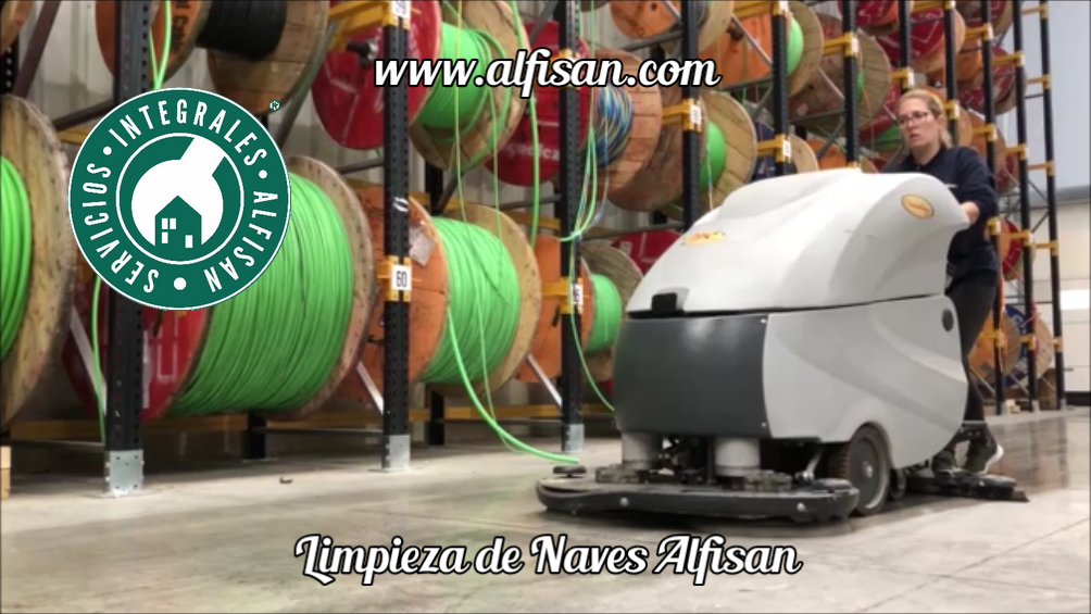 Limpieza de naves industriales utilizando fregadora en Cádiz